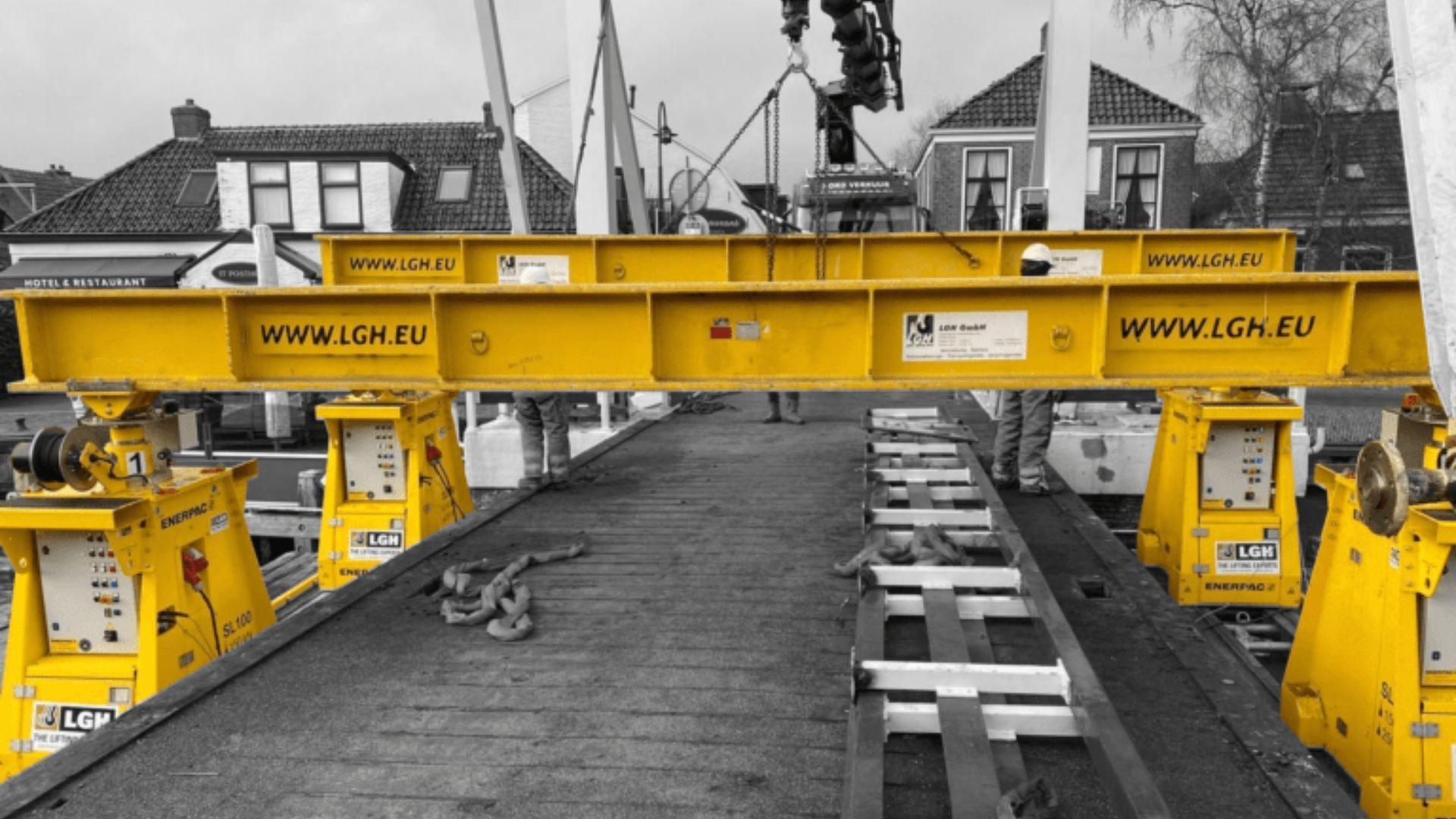 Lifting Bridge onto Pontoon