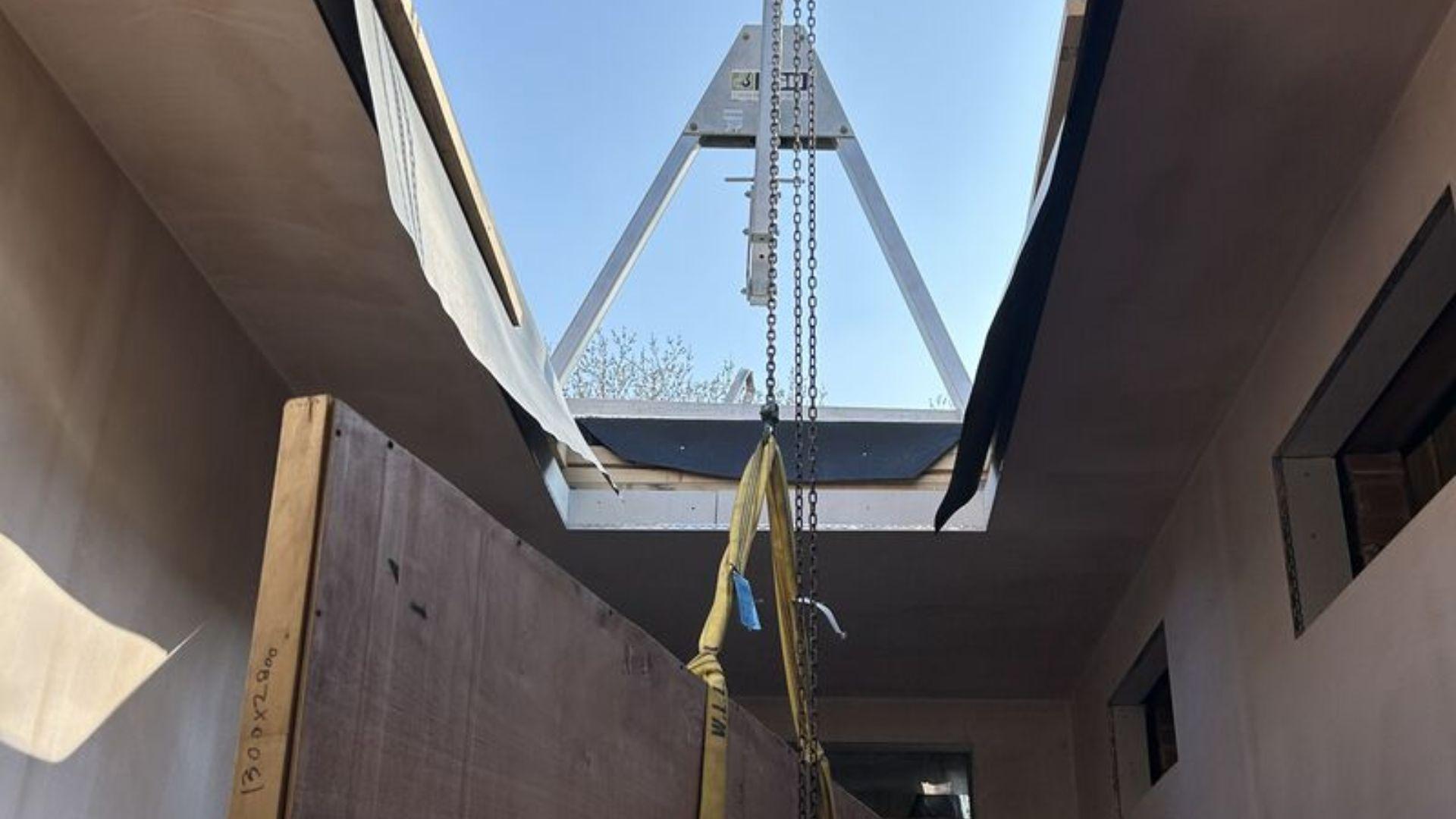 Heavy Glass, Tight Space: The Gantry Crane Solution