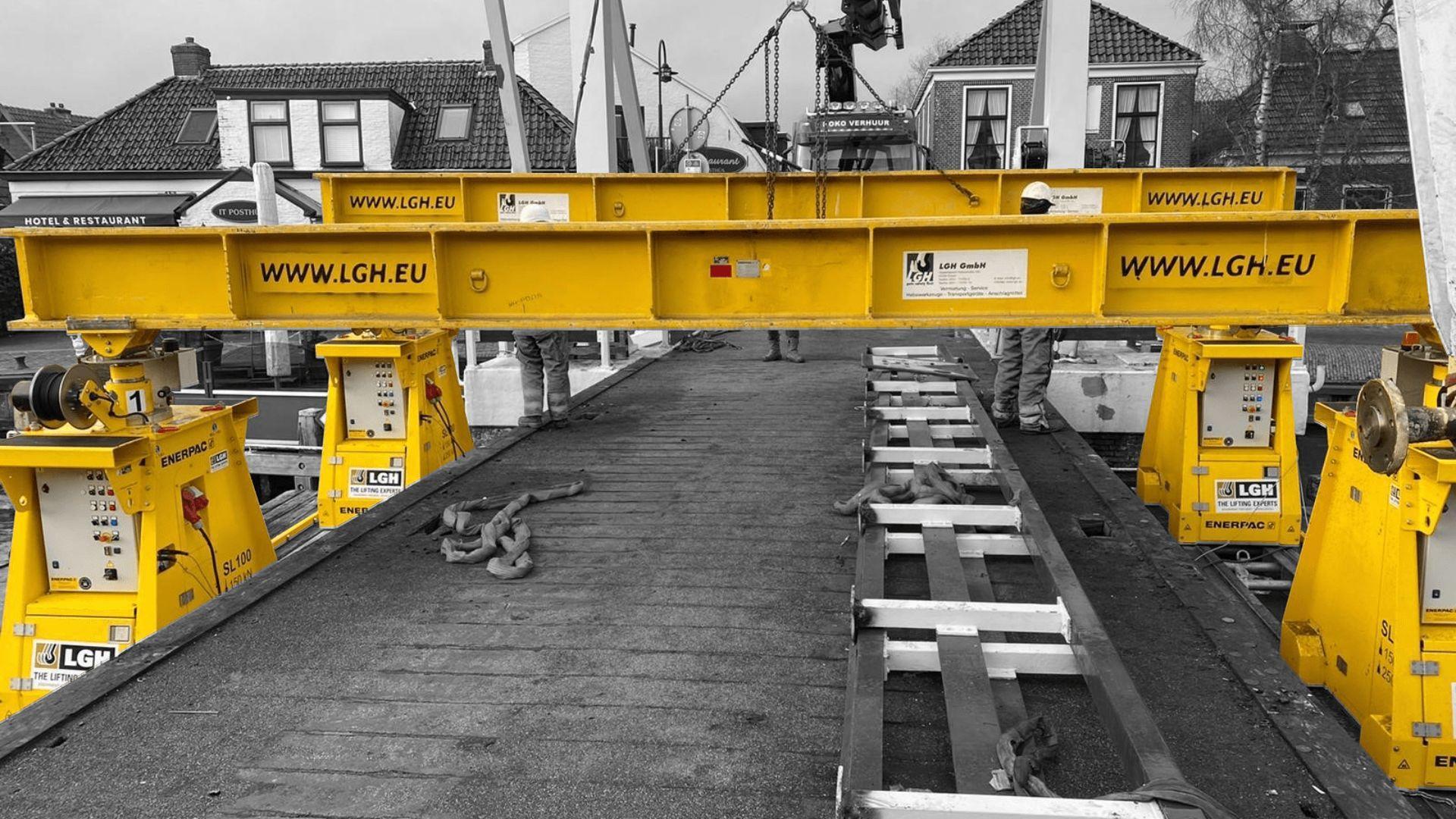 (Case Study) Lifting a 48t Bridge on to a Pontoon 